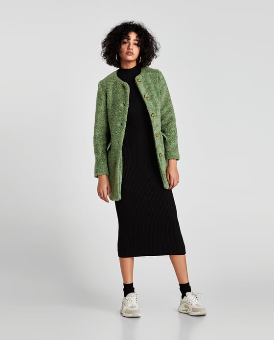 Abrigo Teddy color verde con cuello a la caja de Zara. precio: 59,95 euros.