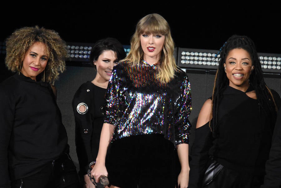 Hemos tenido que esperar más de un año para que Taylor Swift se dejara ver. Subida en el escenario, sus looks se han llenado de brillo.
