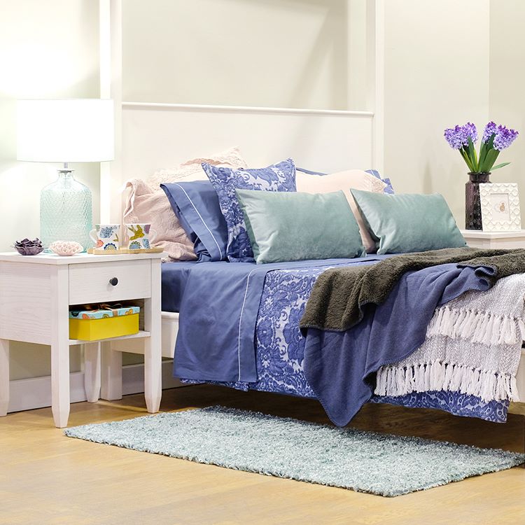 Dormitorio decorado con textiles 'ultraviolet', color Pantone de 2018 (Inspiración: A loja do gato preto).