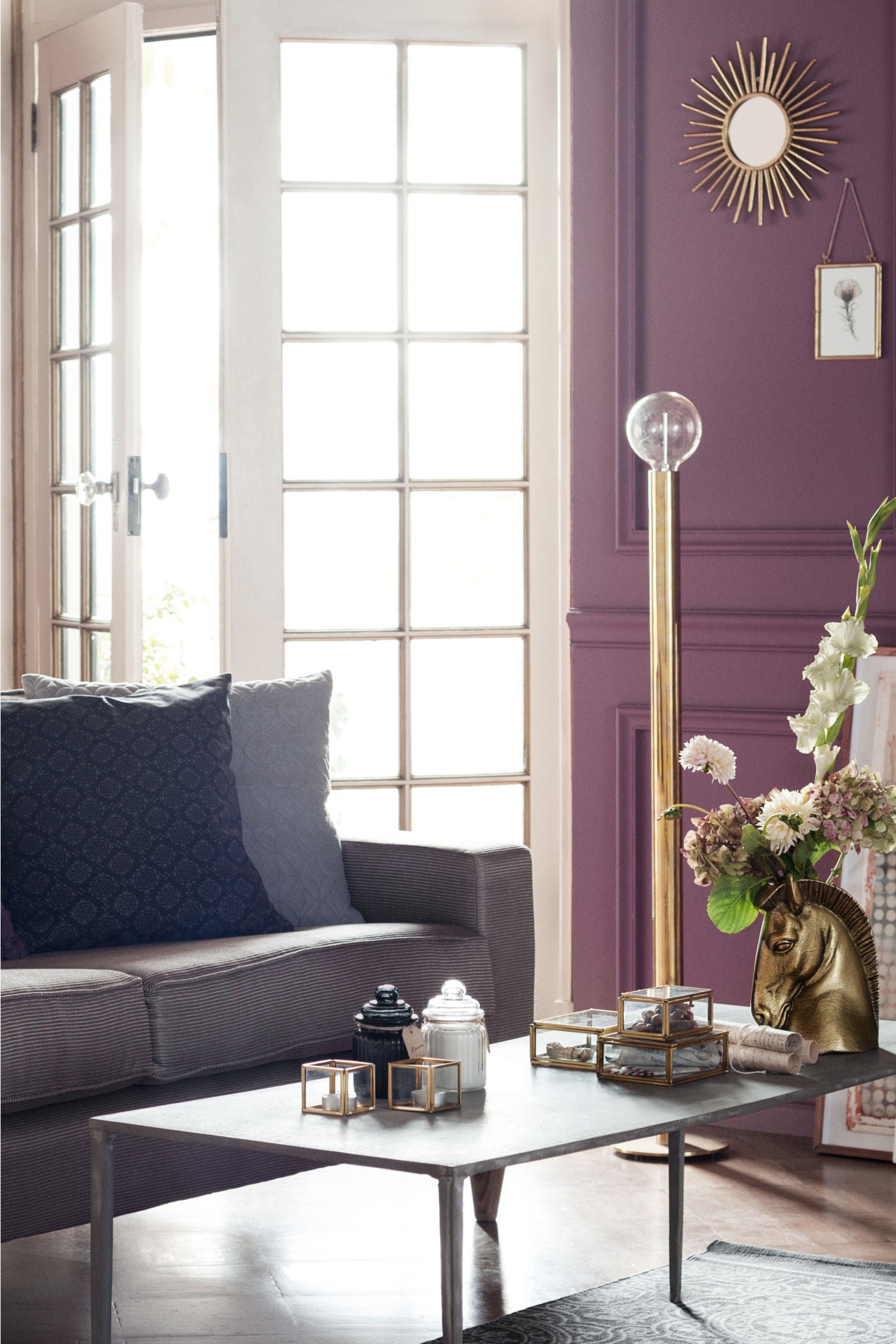 Salón decorado con pared pintada de 'ultraviolet', color Pantone de 2018 (Inspiración: H&M Home).