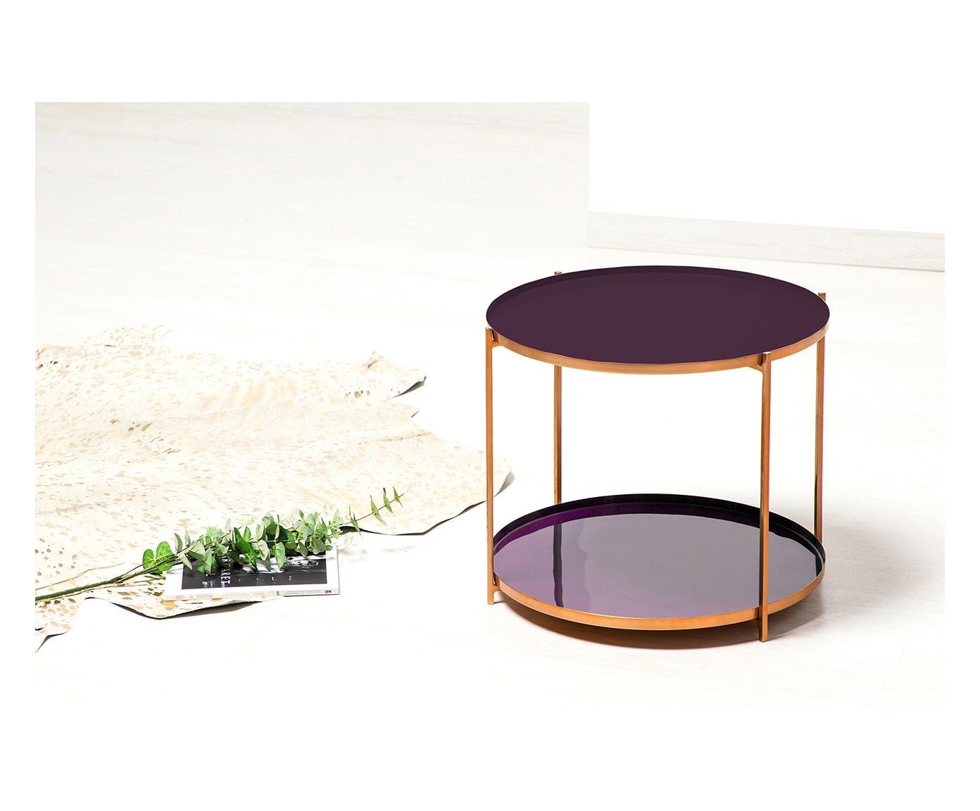 Rincón decorado con mesa auxiliar 'ultraviolet', color Pantone de 2018 (Inspiración: Westwing).