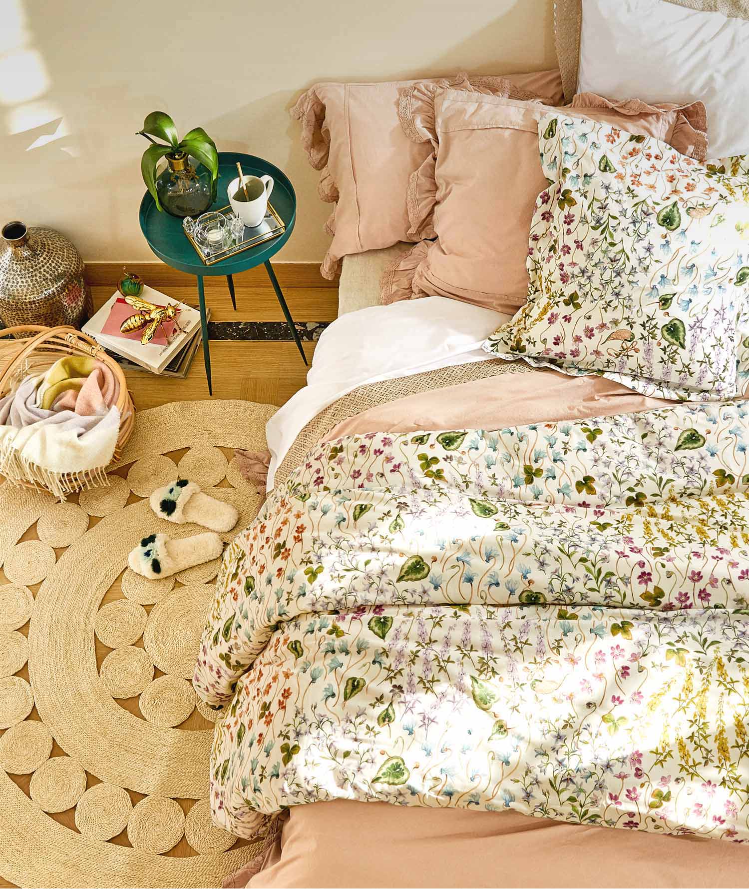 Dormitorio decorado con textiles de estampado floral 'ultraviolet', color Pantone de 2018 (Inspiración: Zara Home).