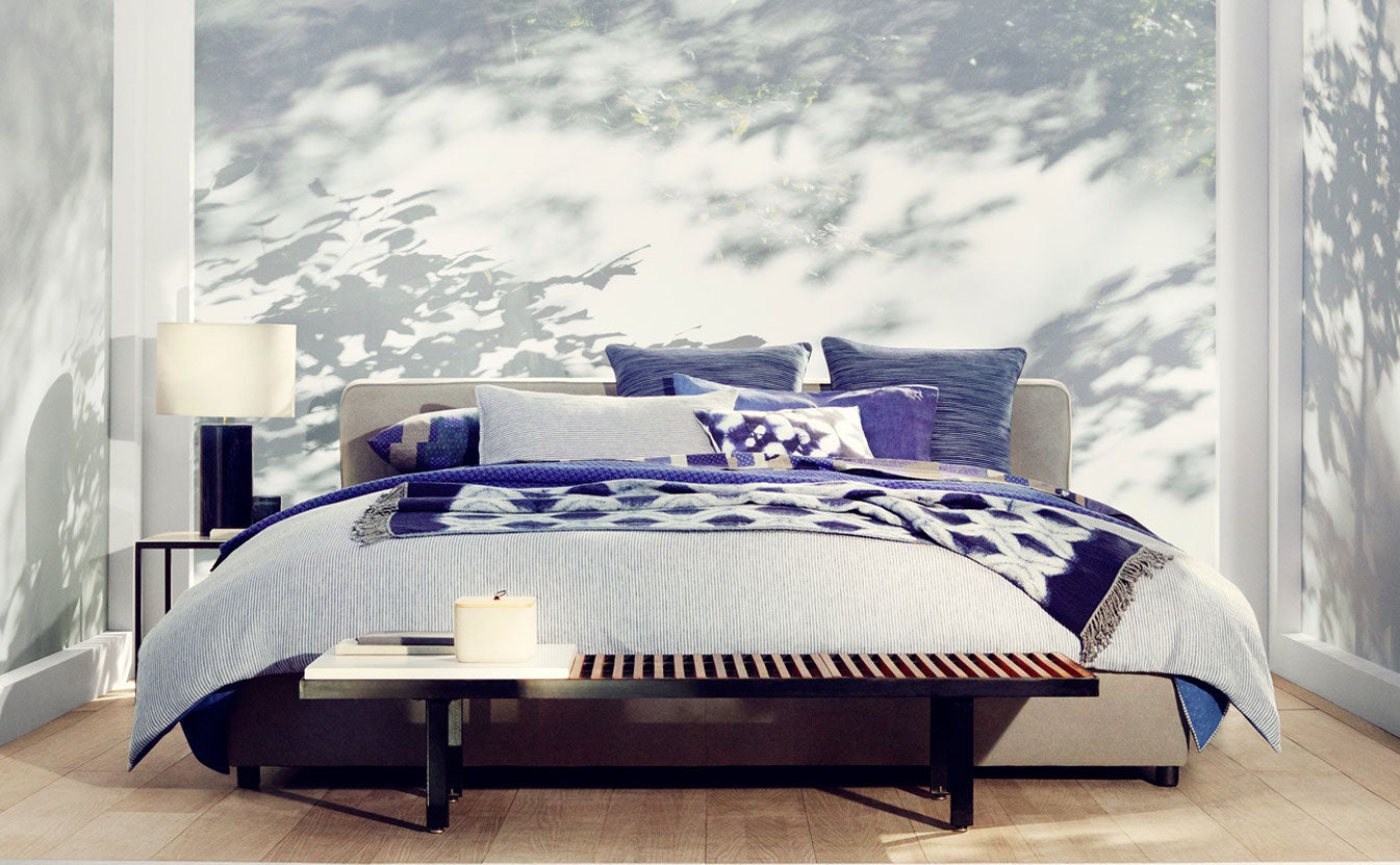 Dormitorio decorado con textiles 'ultraviolet', color Pantone de 2018 (Inspiración: Zara Home).