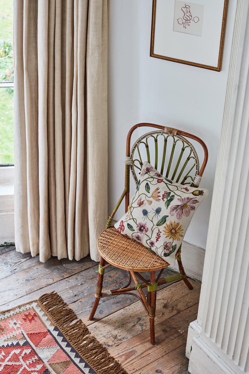 Rincón decorado con cojín de estampado floral 'ultraviolet', color Pantone de 2018 (Inspiración: Zara Home).