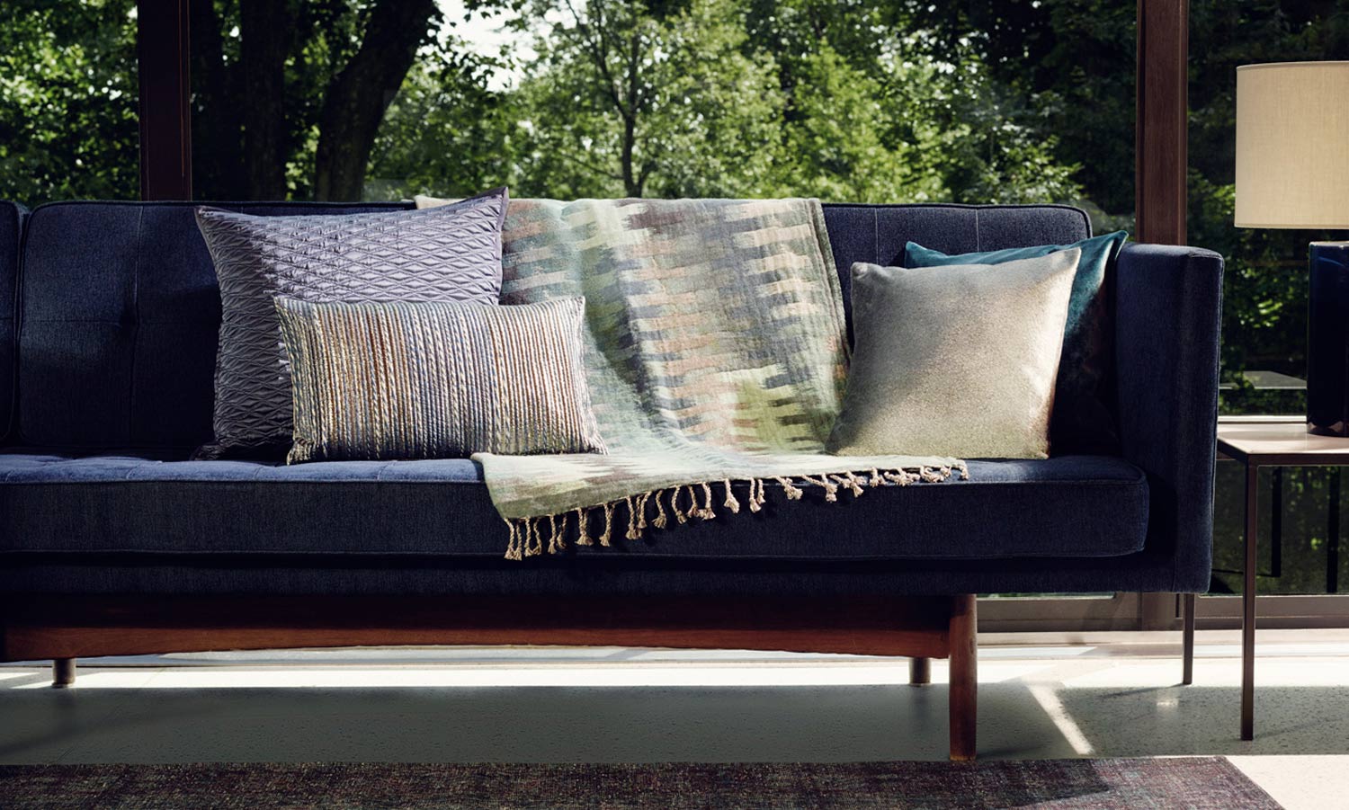 Salón decorado con textiles 'ultraviolet', color Pantone de 2018 (Inspiración: Zara Home).