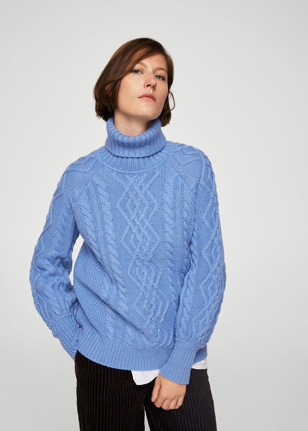 ¿Hay algo que dé más gustito en un día de frío que llevar un jersey de ochos? Este es de Mango. Precio: 35,99 euros.