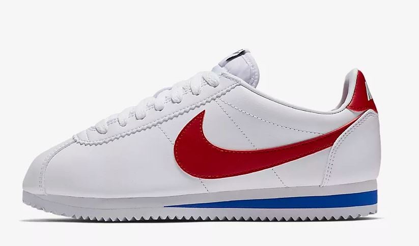 Las zapatillas blancas son sencillas y nunca pasan de moda. Eso sí, las que más de moda están son las Nike Cortez. Precio: 85 euros.