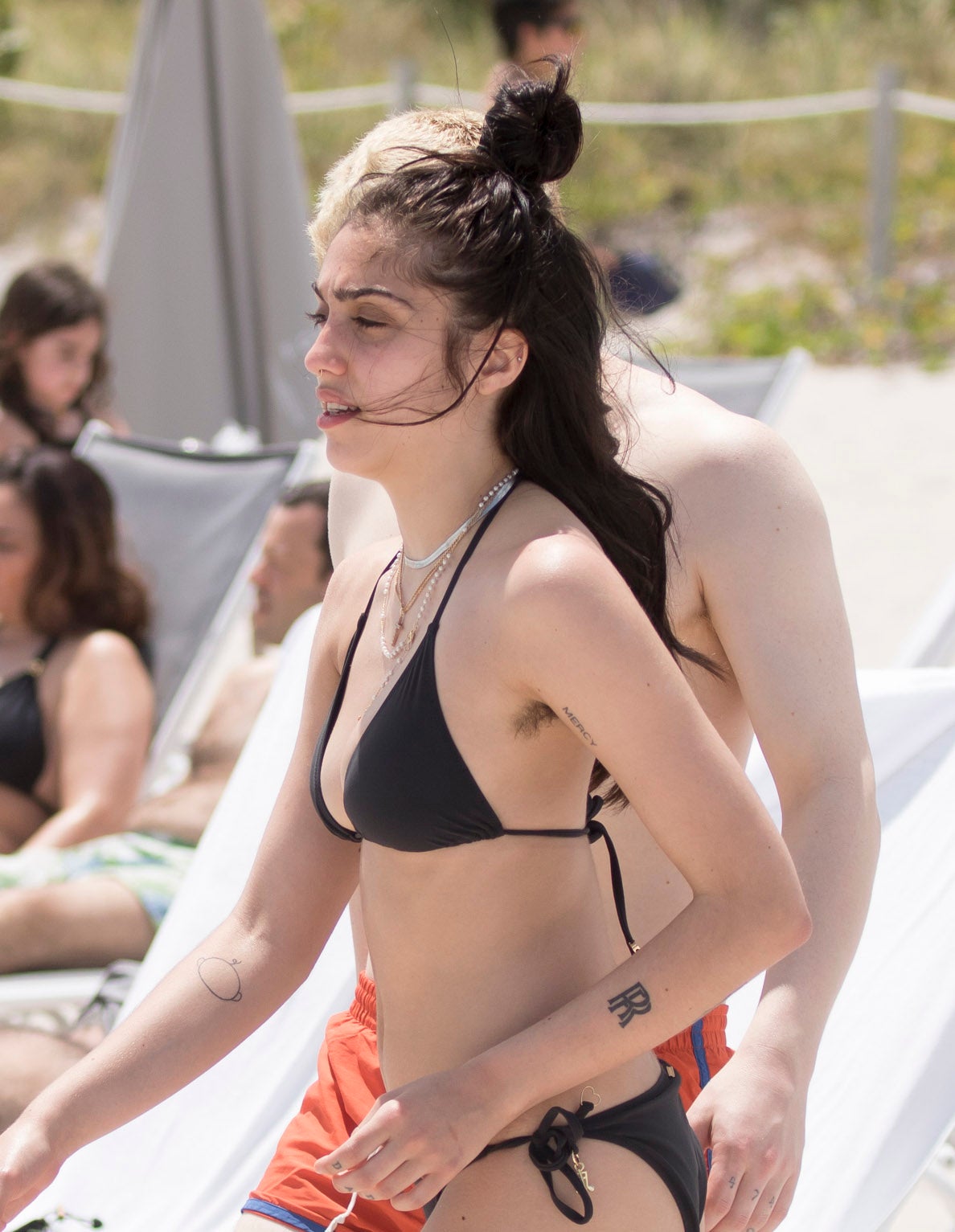 La hija de Madonna, Lourdes Leon, se dejó ver el pasado verano en la playa con las axilas sin depilar, siguiendo los pasos de su madre.
