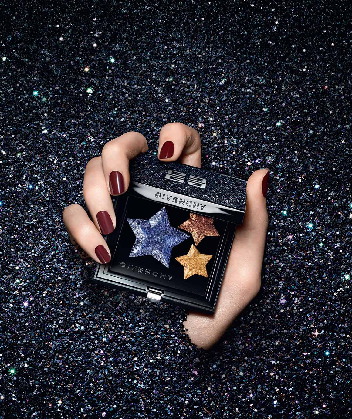 La colección de maquillaje de Navidad Les Nocturnes de Givenchy se inspira en la simbólica puntuación de la que Venus es la embajadora.