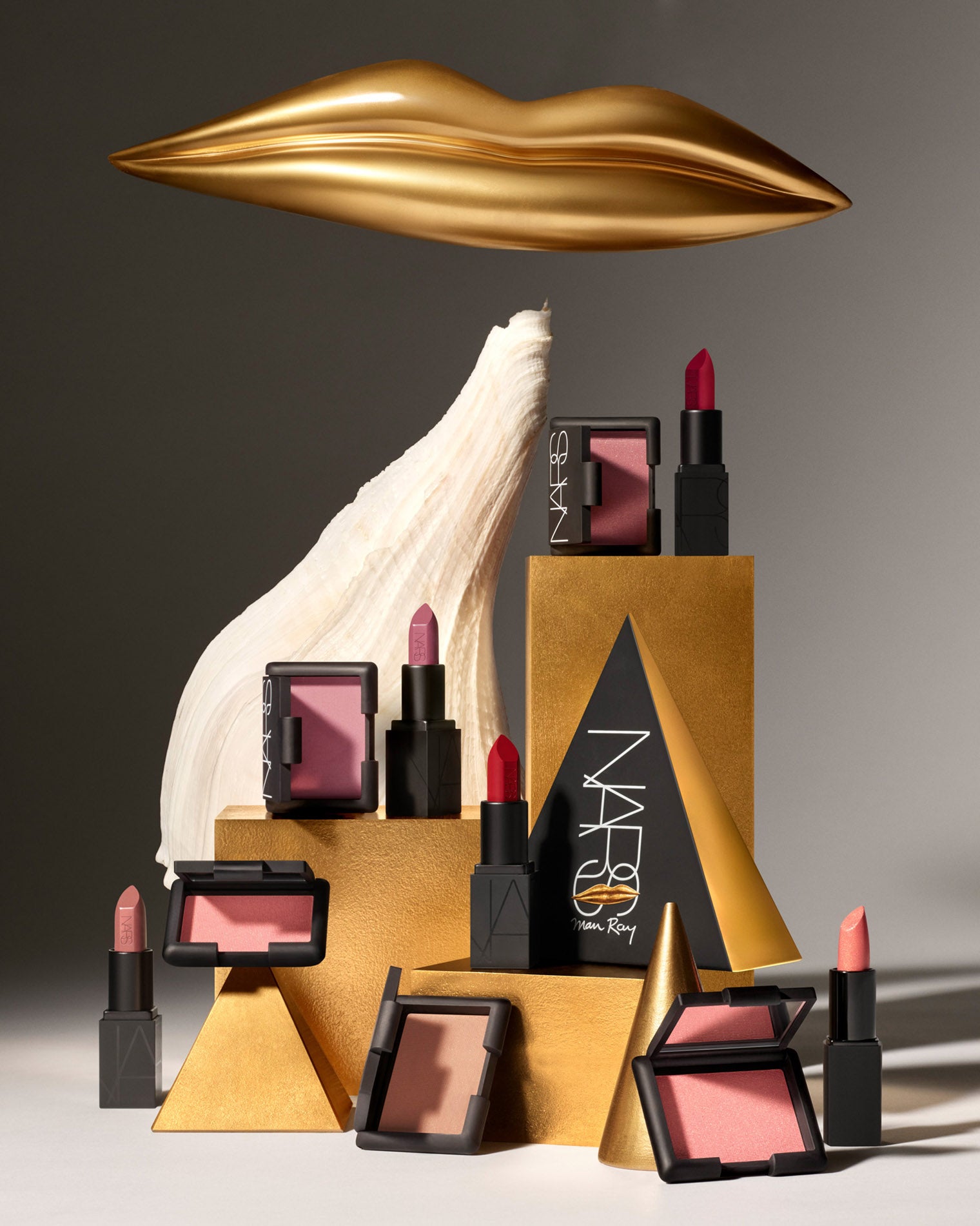 Man Ray, el artista más ingenioso del siglo XX, es el maestro de lo inesperado y lo vanguardista, inspira la colección de maquillaje de Navidad de Nars con 23 referencias.