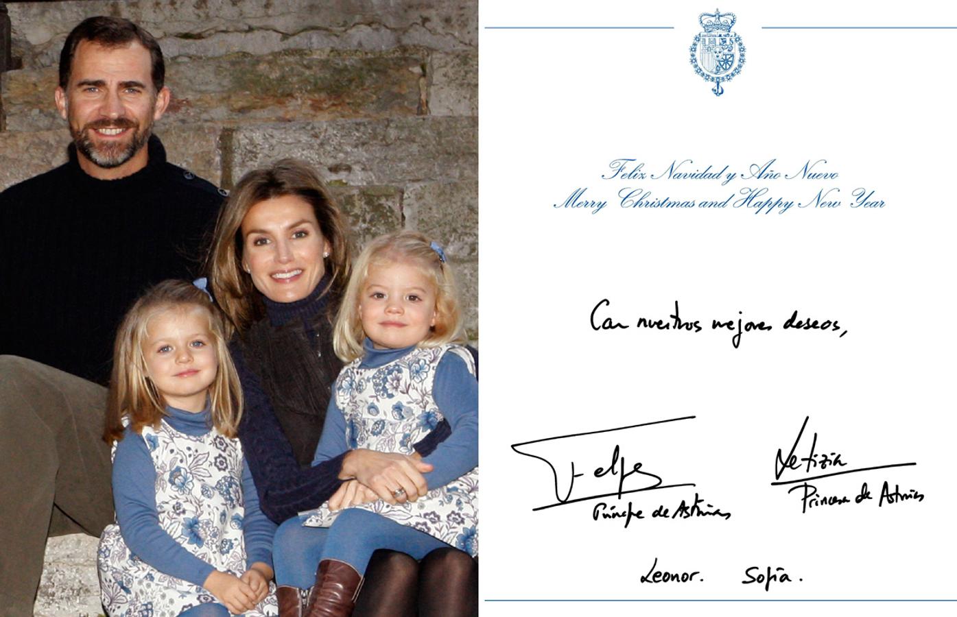Un nuevo retrato familiar de Letizia y Felipe con sus hijas; todos con un look bastante informal.