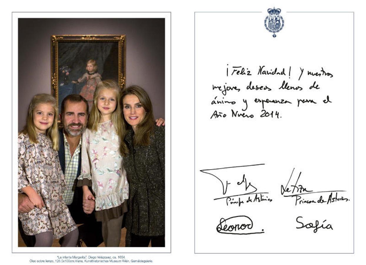 En estas Navidades Letizia y Felipe posaron en un retrato familiar con sus hijas y más informal.