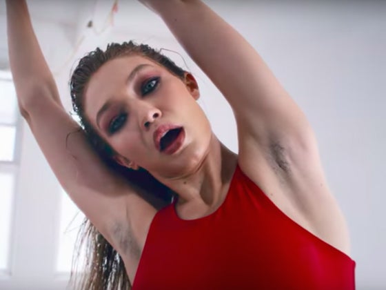 La modelo Gigi Hadid con las axilas sin depilar en el vídeo promocional del calendario de adviento de la revista Love.