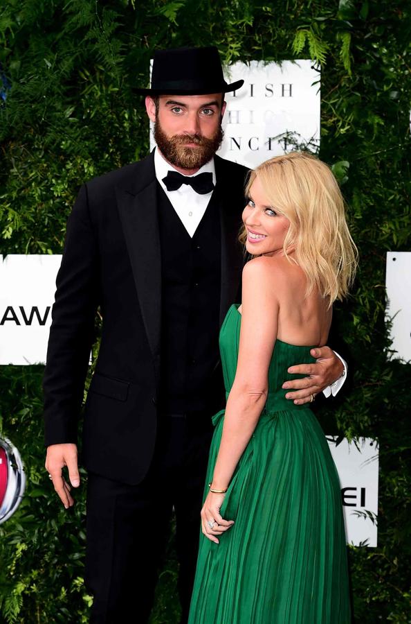 Estaban prometidos, pero en febrero, Kylie Minogue se rompía de dolor con el fin de su noviazgo con Joshua Sasse.