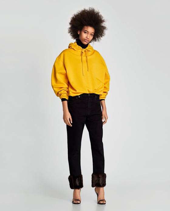 Todas tenemos unos vaqueros favoritos, esos que te dan una enorme seguridad, y estos de Zara con pelo en el bajo tienen todas las papeletas para conseguirlo. Precio: 39,95 euros.