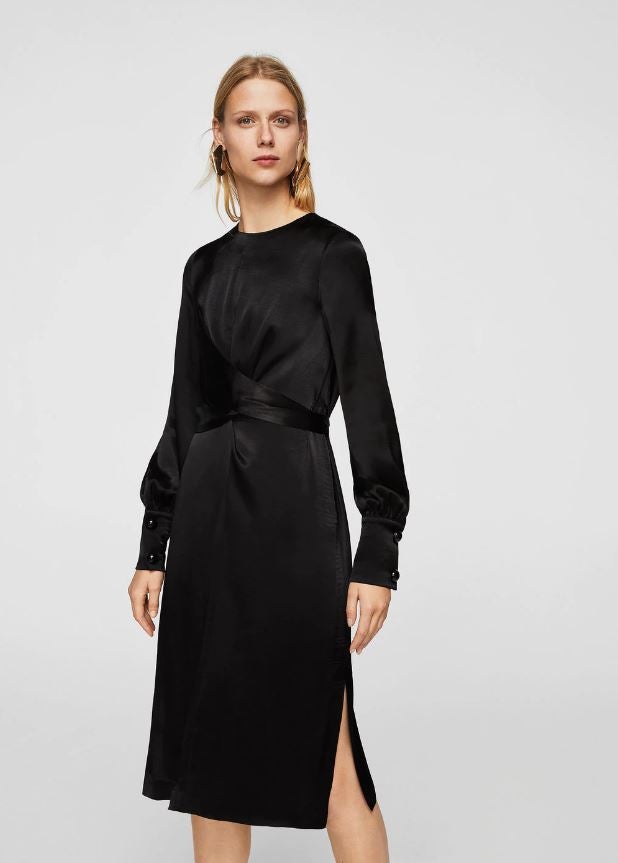 Vestido negro de satén con abertura lateral de Mango. Precio: 44.99 euros.