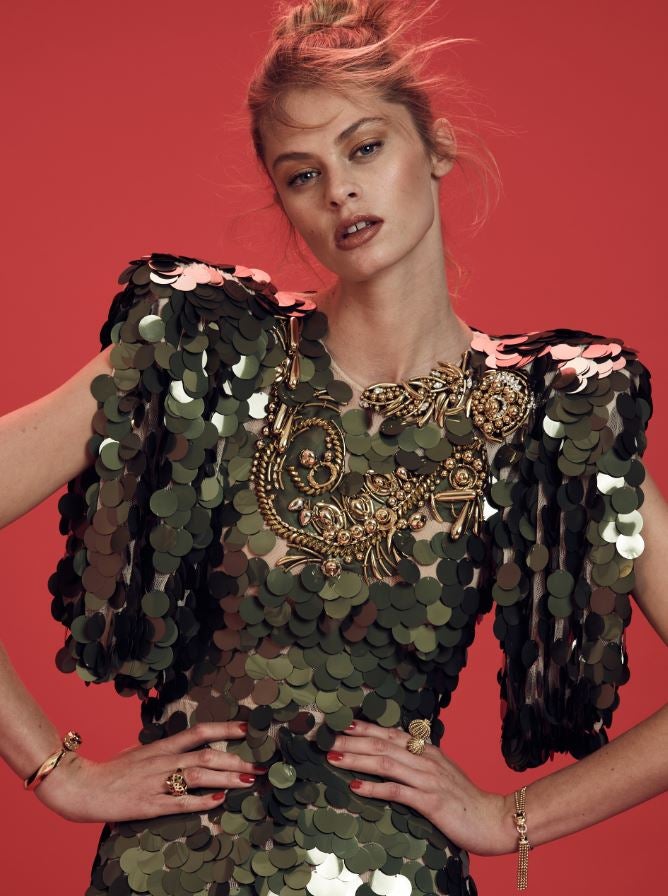 Vestidod e Miu Miu. la pulsera, el brazalete y los anillos son de Cartier.