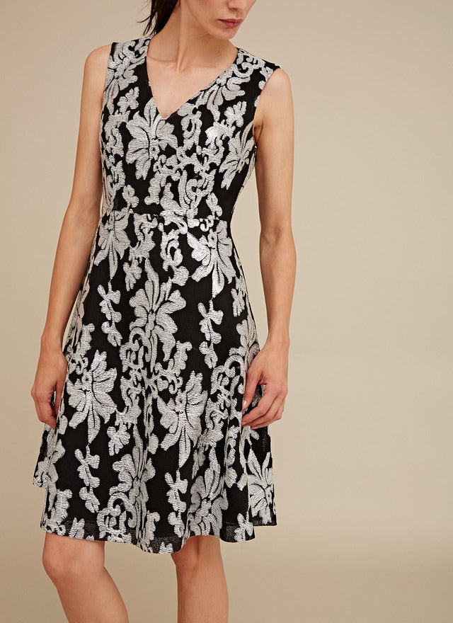 Vestido negro con lentejuelas plateadas, de corte evassè de Adolfo Domínguez. Precio: 164 euros.