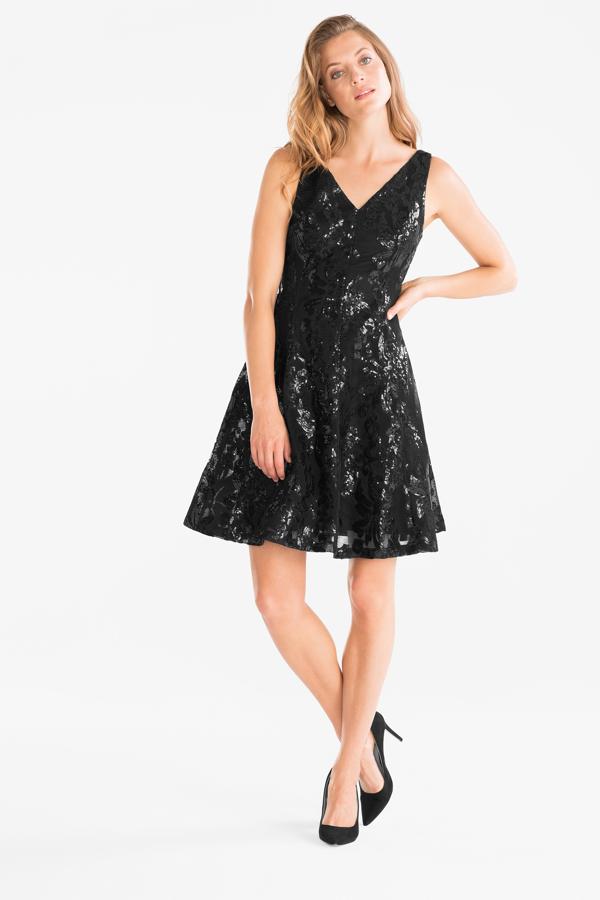 Vestido negro con escote pronunciado y estilo new look de C&A. Precio: 79,90 euros.