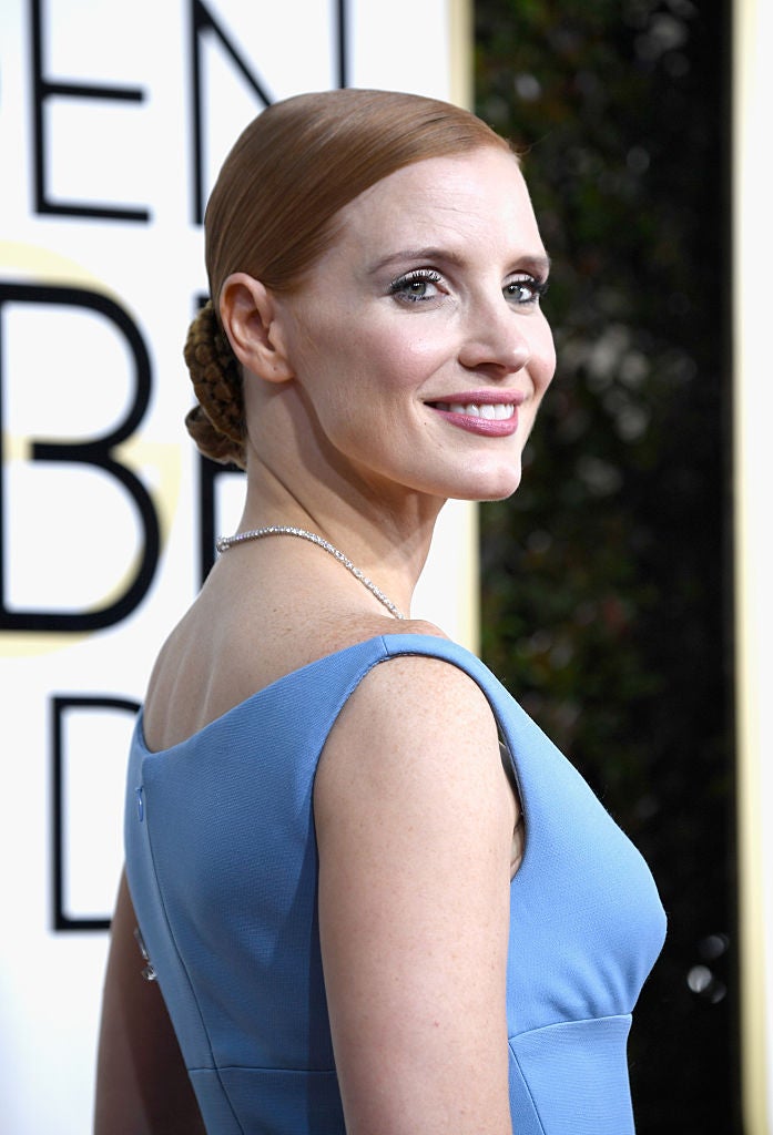 Jessica Chastain con un moño bajo trenzado en la alfombra roja de los Globos de Oro.