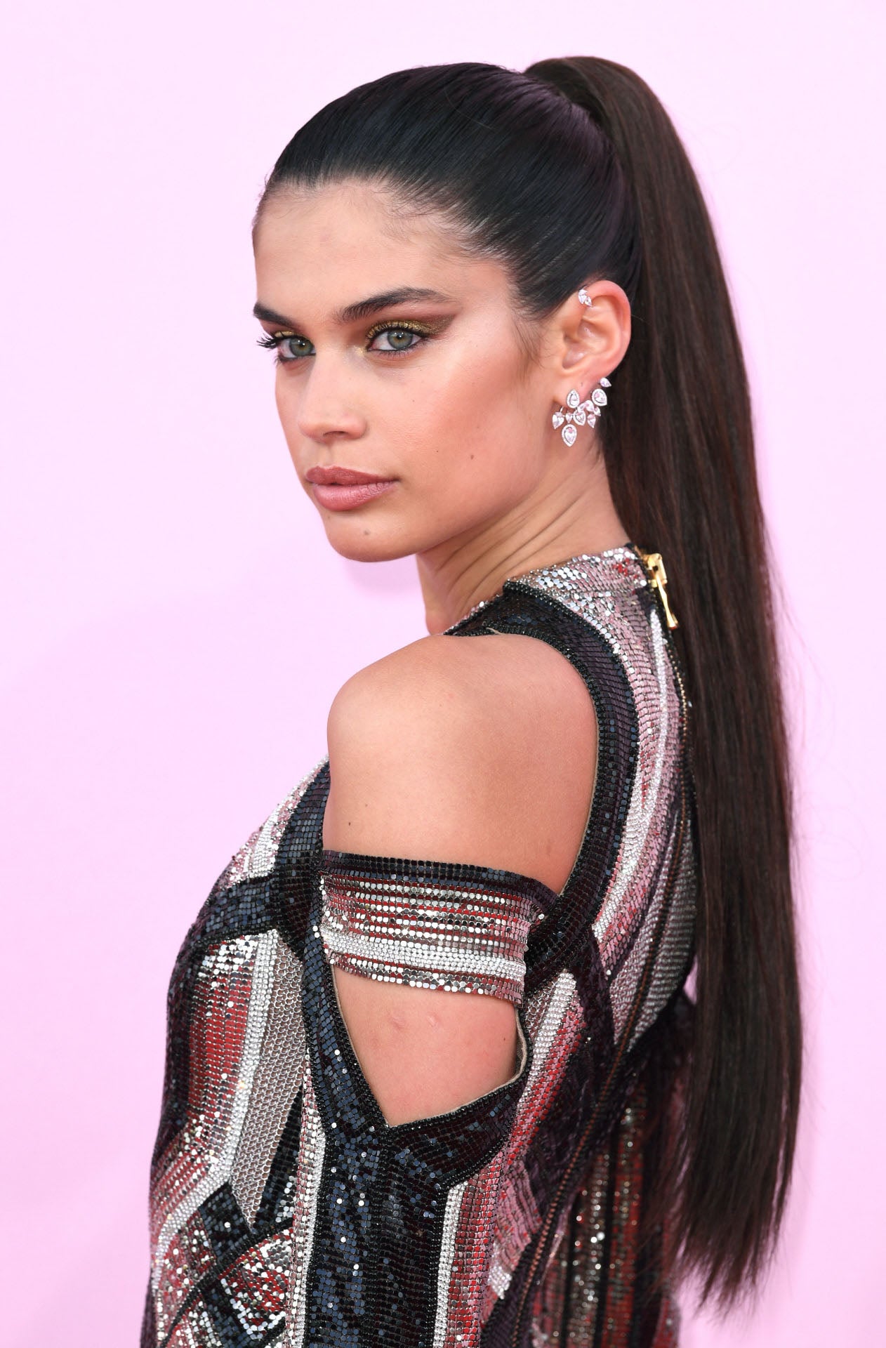 Y otra versión de la coleta XXL es la que lució Sara Sampaio en el festival de Cannes.