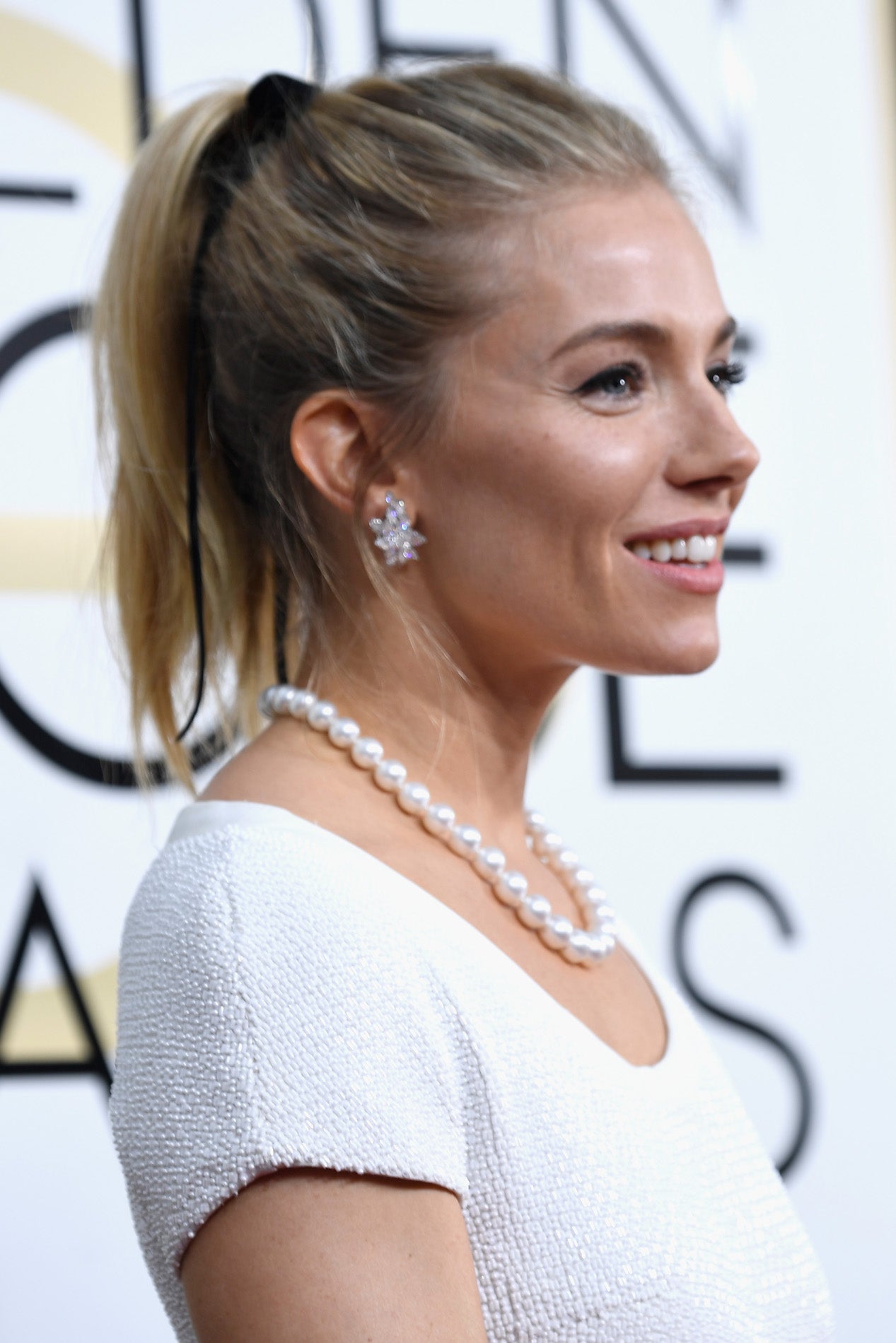 Los lazos negros son los accesorios 'it' de 2017 como nos demostró también Sienna Miller con esta coleta en los Globos de Oro.