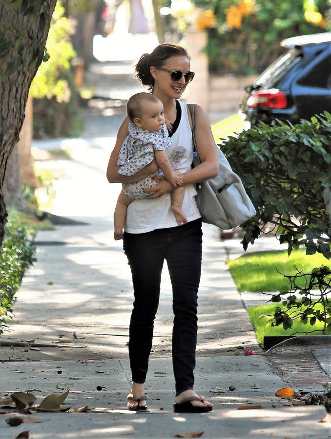 El 22 de febrero nacía Amalia, la niña de Natalie Portman, en cuyos brazos vemos de paseo.