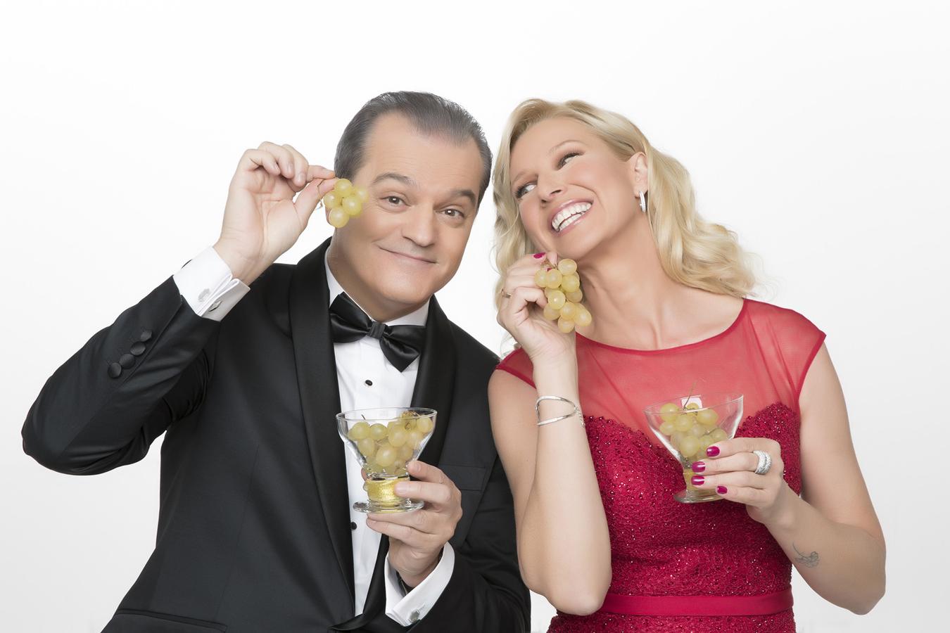 Anne Igartiburu y Ramón García posan con unas uvas en las imágenes promocionales de las Campanadas 2017.