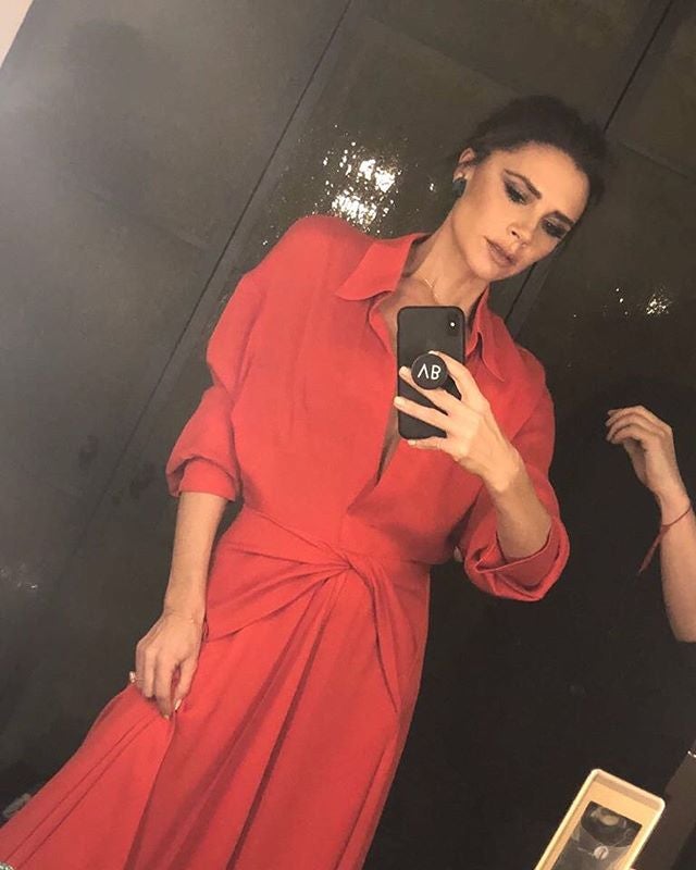 Victoria Beckham no ha podido agunatar las ganas de estrenar uno de los diseños de su colección de primavera 2018. Su vestido camisero con nudo no puede ser más elegante.