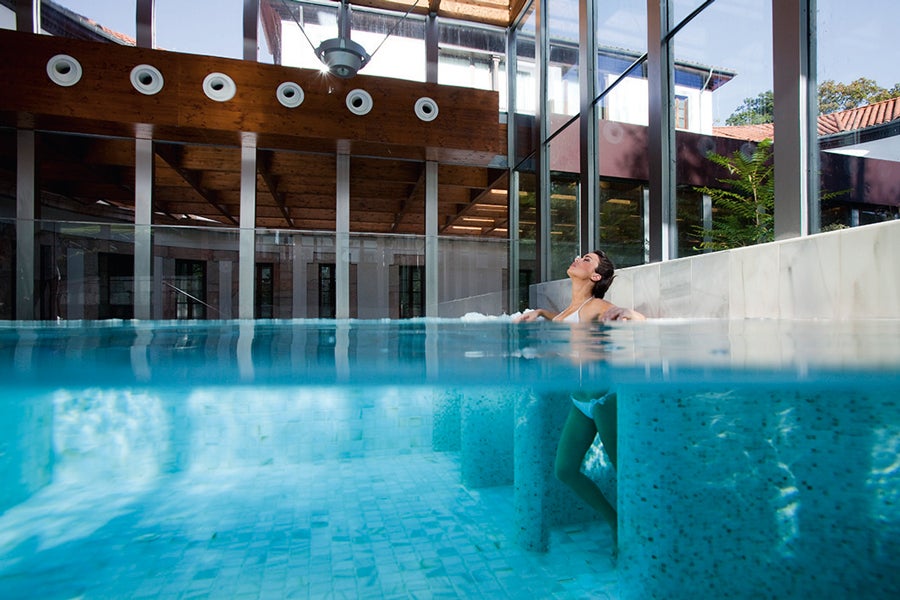 Los nuevos tratamientos que ofrece el complejo Las Caldas Villa Termal son perfectos para el frío: Facial glow, con productos naturales para rejuvenecer la piel y el masaje con piedras calientes (relajante). Más en lascaldasvillatermal.com