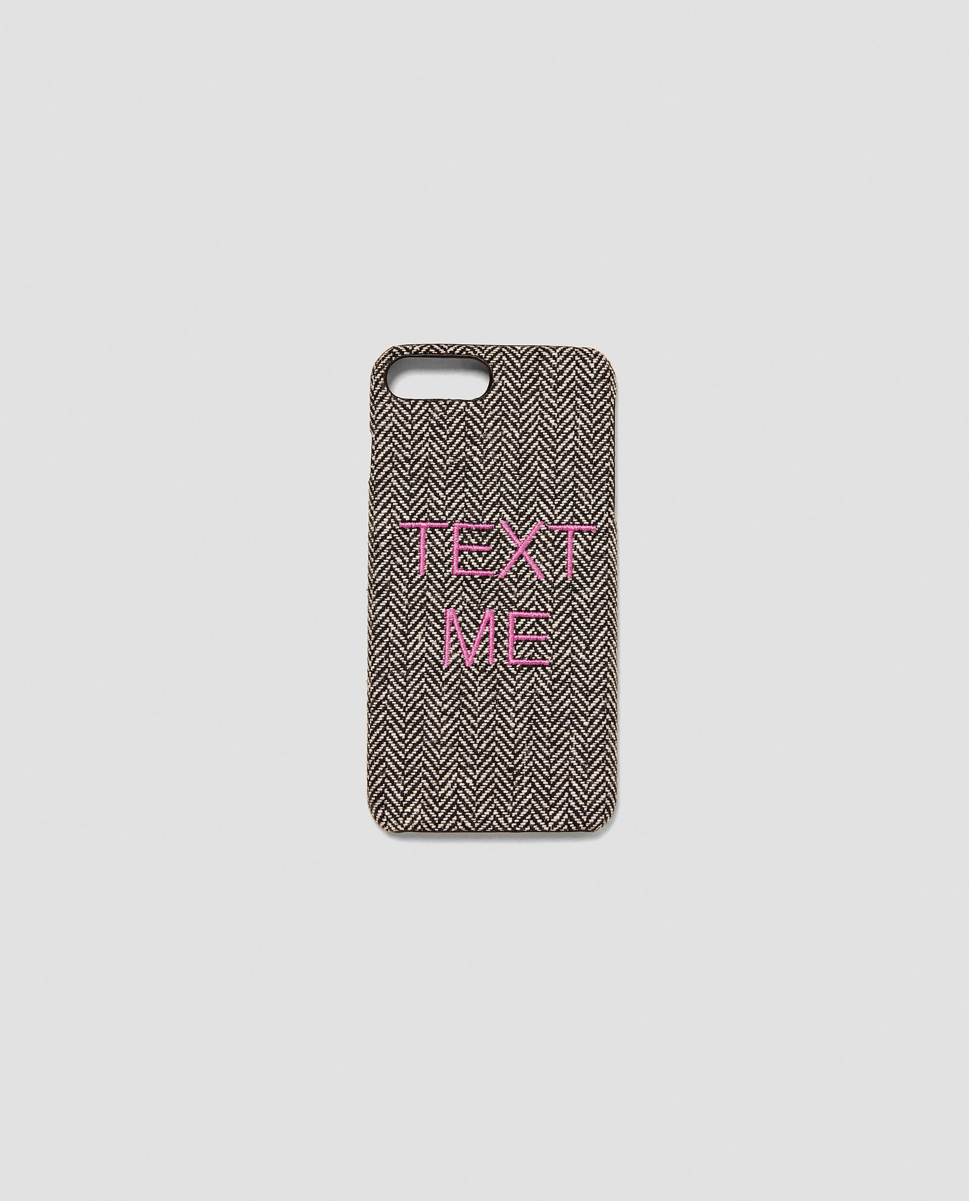 Funda de móvil texto de Zara: 9,95 euros.