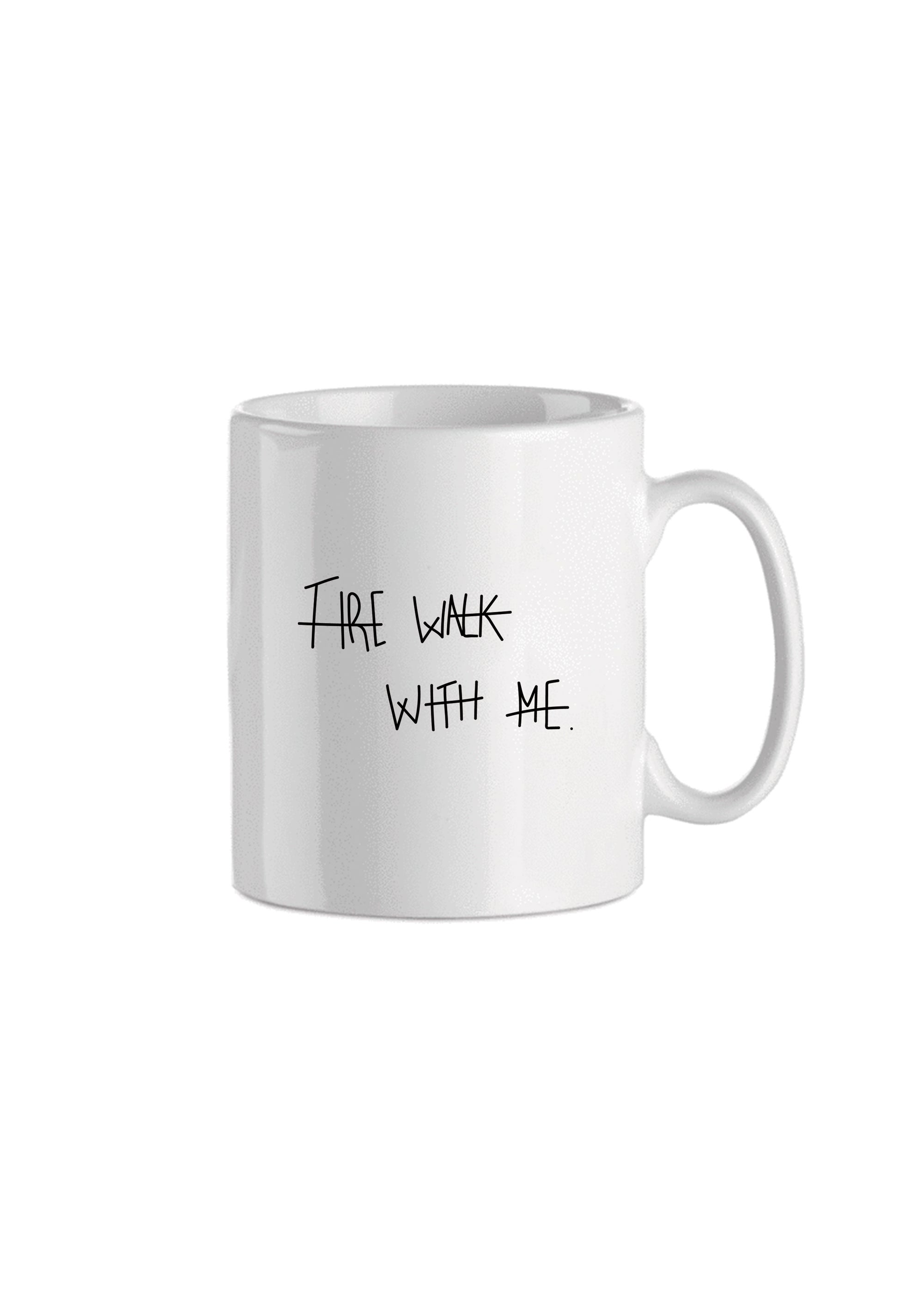 El diseñador Moisés Nieto ha querido dejar constancia de su admiración por el director de cine David Lynch y le rinde homenaje con esta camiseta y esta taza que rememora la icónica frase de la famosa serie 'Twink Peaks (1990): "Fuego, camina conmigo".