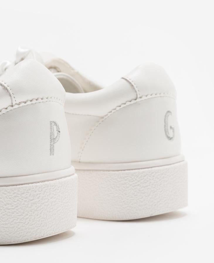 Deportivas bordadas con cordones, disponibles también en negras: 35,99 euros.