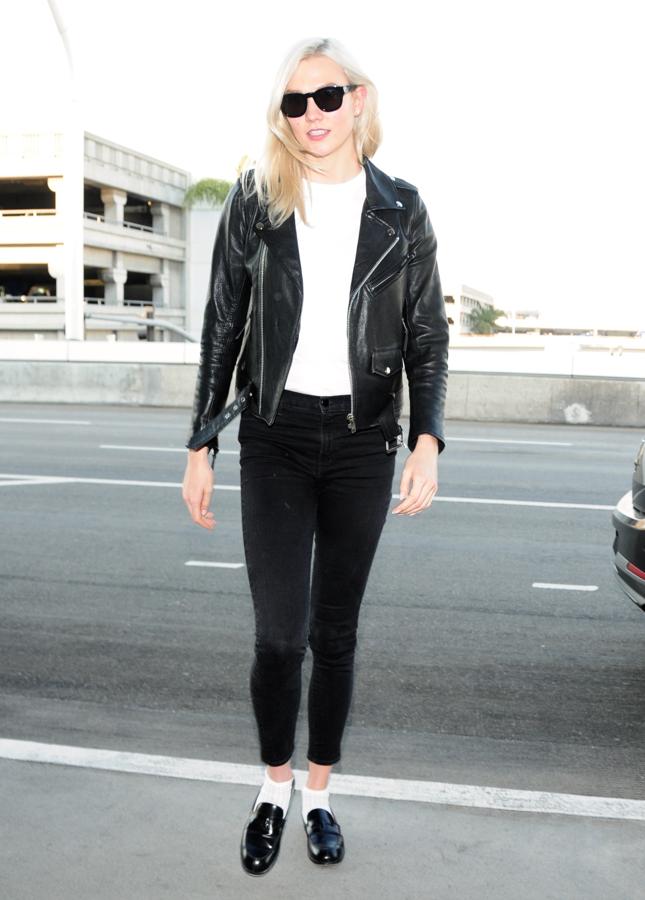 Karlie Kloss le copió el look a Michael Jackson con mocasiones con calcetines blancos, pantalón pitillo negro y chupa de cuero. Una combinación de básicos muy acertada.