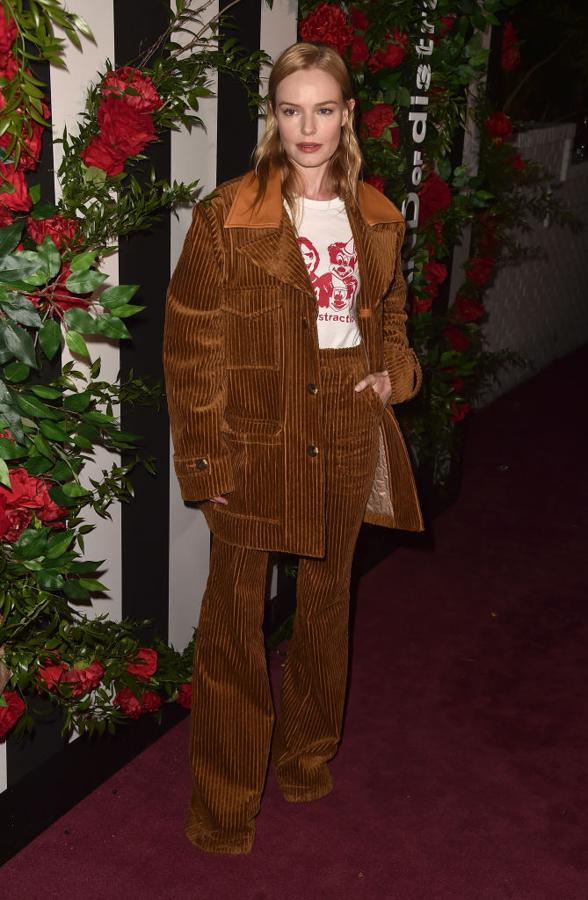 Kate Bosworth ha sido una de las pirmeras famosas que ha llevado la pana a la alfombra roja. Su look no puede ser más invernal y derrochar más estilo.