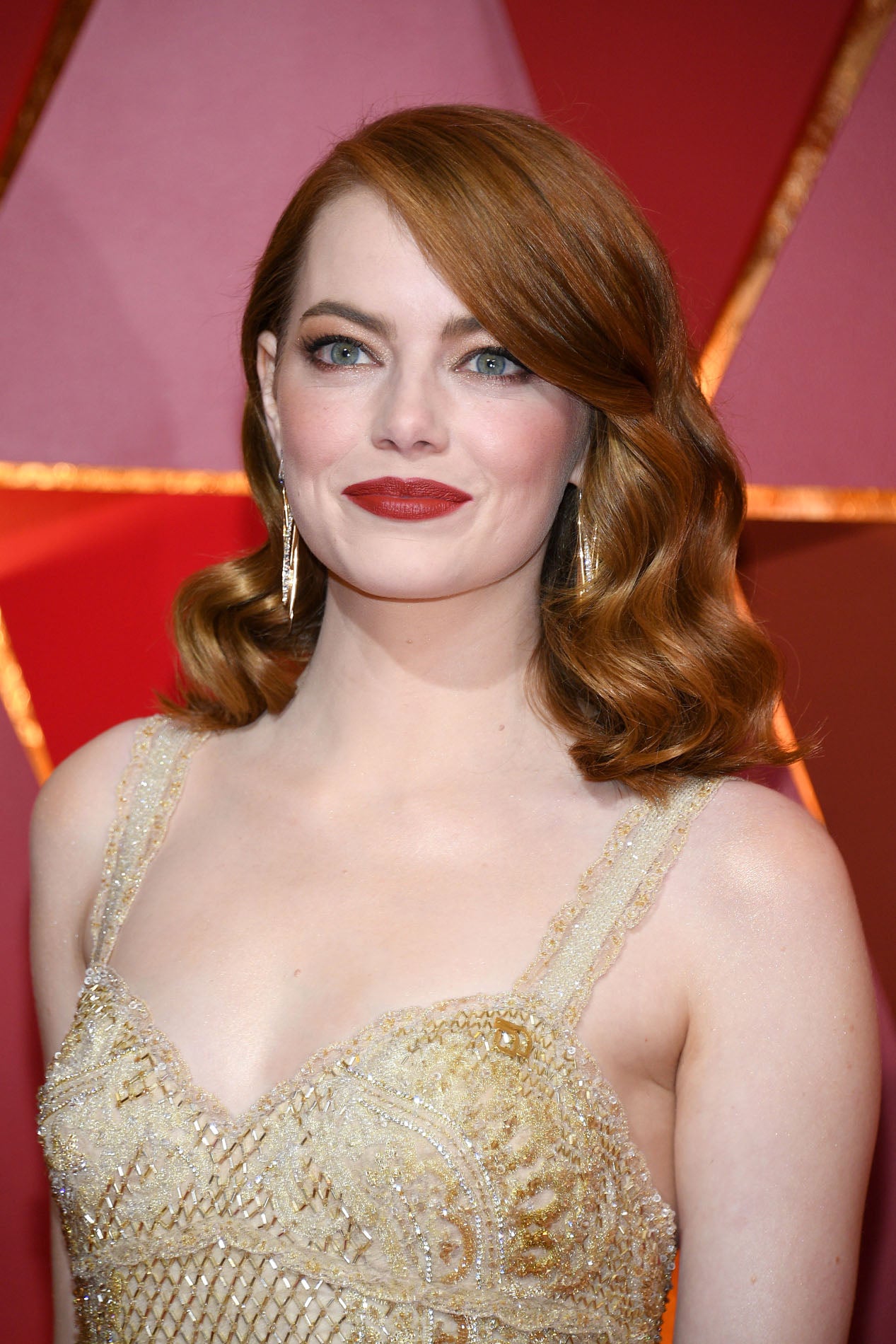 Emma Stone recogió el Oscar a la mejor actriz por La La Land con un maquillaje impecable: sombras glitter doradas y labios rojos.