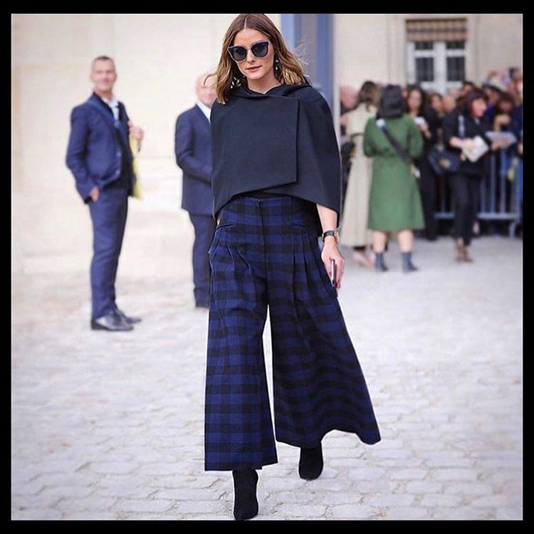 Los cuadros son el estampado más invernal y a la vez no puede ser más elegante, por eso Olivia Palermo los usó en unos culotte que combinó con un original top