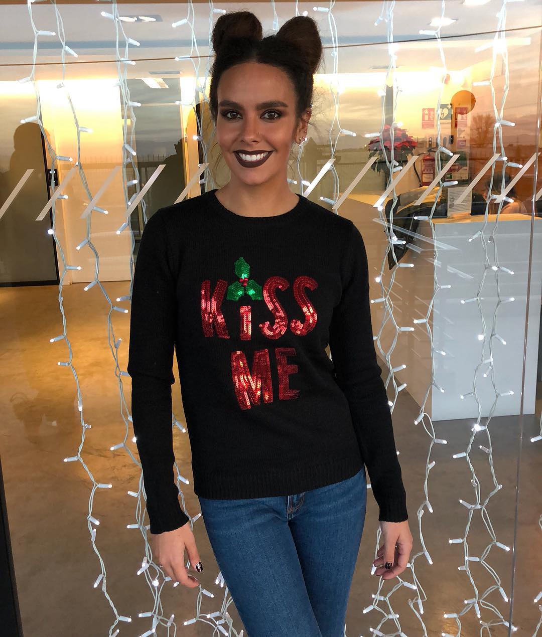 Cristina Pedroche lleva puesta la decoración navideña.