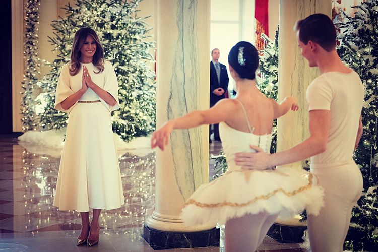 La decoración navideña de la Casa Blanca ha sido muy comentada este año. Desde luego, Melania Trump se ha vestido a conjunto con su hogar.