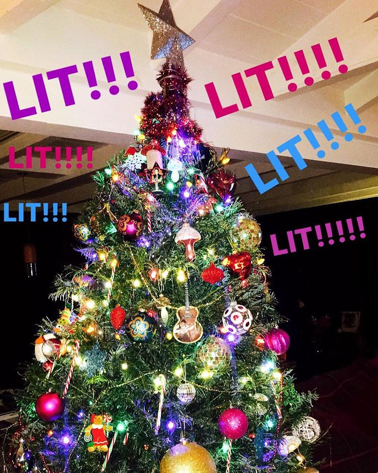 ¡El árbol de Navidad de Miley Cyrus no puede brillar más!