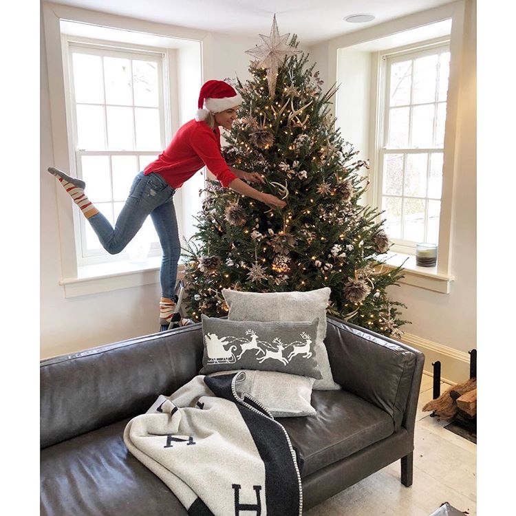 En casa de las Hadid se apuesta por una decoración clásica del árbol de Navidad.