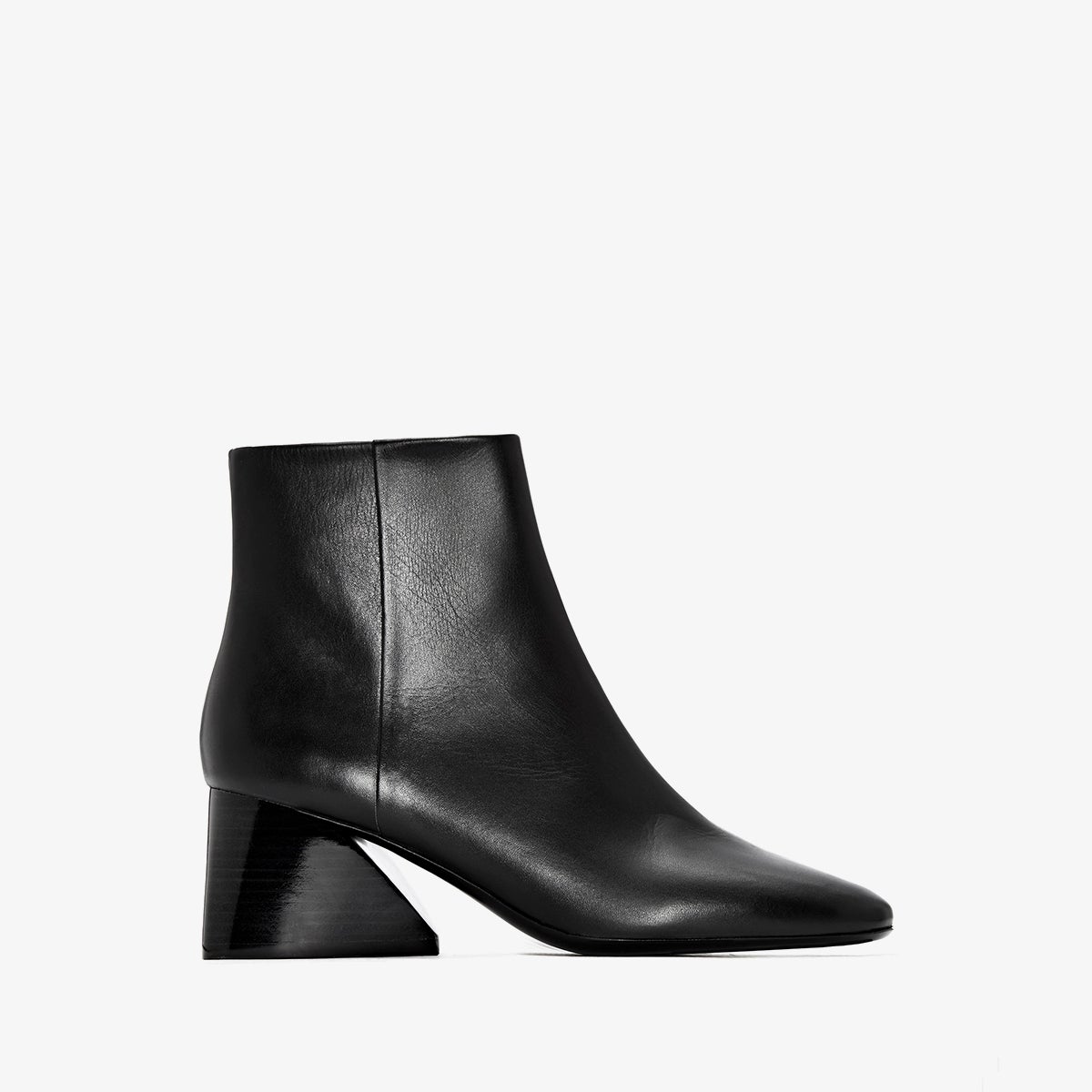 Botines de piel con tacón asimétrico de Mercedes Castillo. Precio: 550 euros