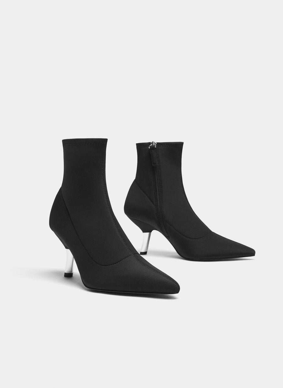Botines calcetín negro con tacón de metacrilato de Uterqüe. Precio: 99 euros