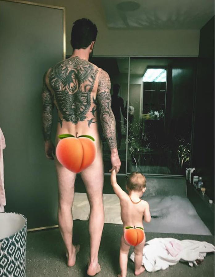 La foto la subió su mujer, Behati Prinsloo. Ella fue quien fotografió a su marido y a su hija desnudos y compartiendo pose: "de pie y como dios los trajo al mundo", escribía.