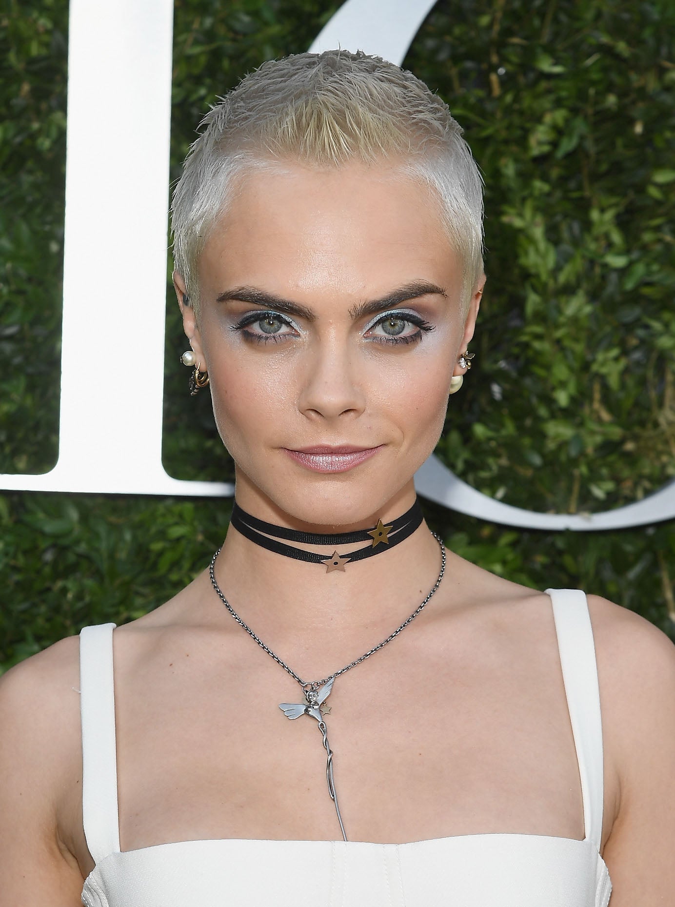 Cuando empezó a crecerle el pelo Cara Delevingne optó por seguir con el rubio platino.