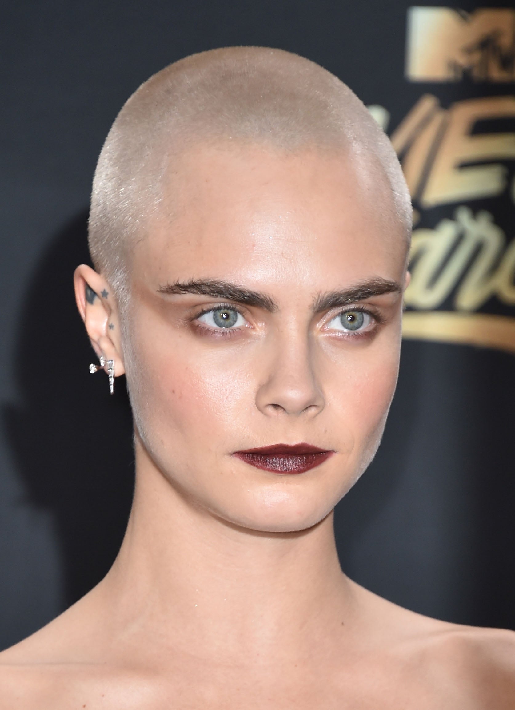 Por exigencias del guión Cara Delevingne no dudó en raparse la cabeza y presumir su calva en el photocall.