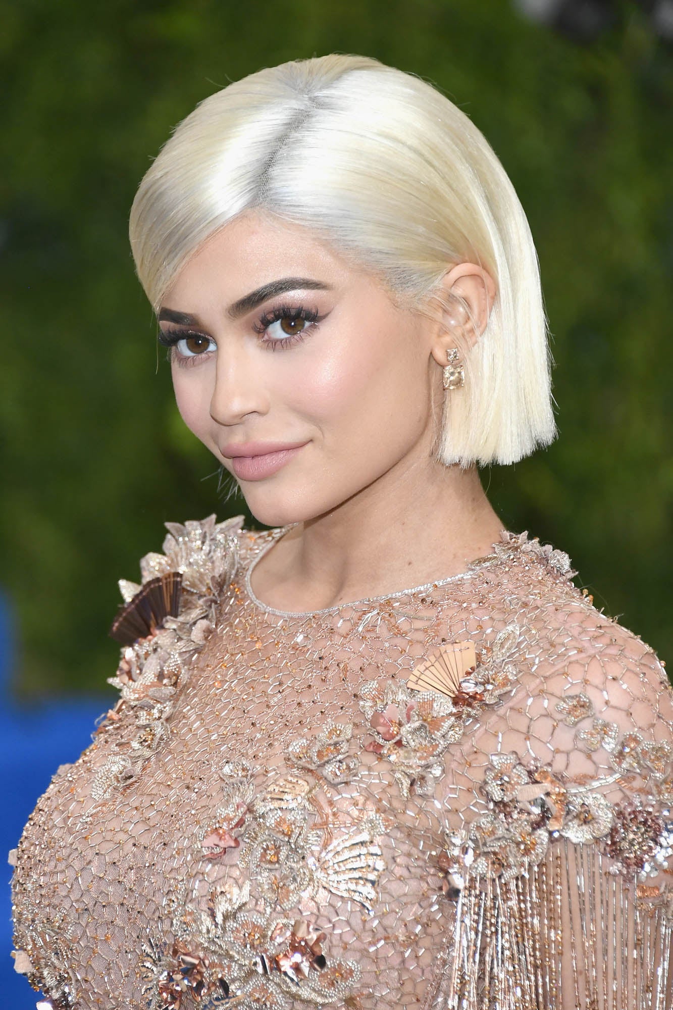 En la Gala MET Kylie Jenner sorprendió con un bob en rubio platino. ¿Peluca? Posiblemente…