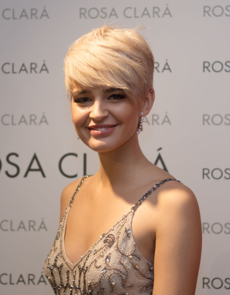 Laura Escanes decidió cortar su melena y apostar por un pixie que además se tiñó de rubio platino.