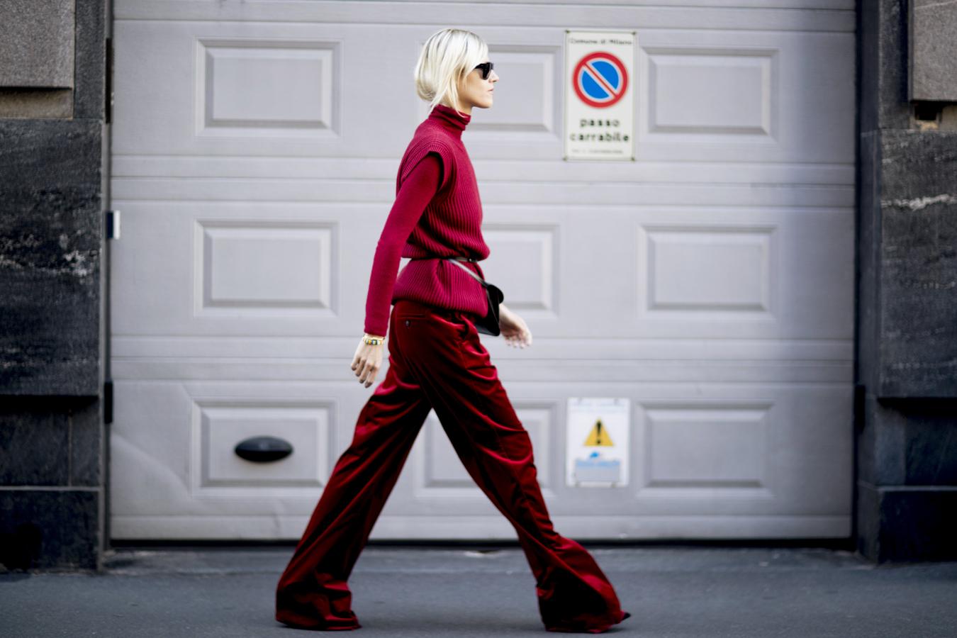 El rojo es uno de los colores que más favorecen a todas: rubias, morenas, castañas... Aprovecha que es tendencia para atreverte con por un total look rojo