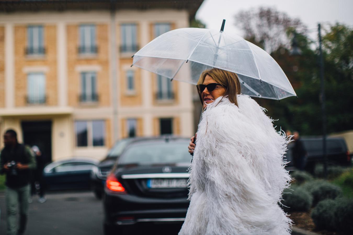 Cómodos y calentitos, los abrigos de pelo son perfectos tanto para el día como para la noche, además le dan un toque lujoso a cualquier look.